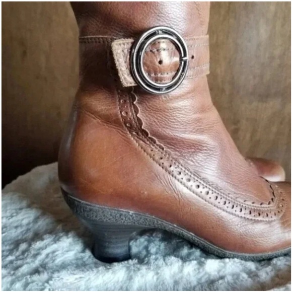 La CANADIENNE Tan Leather Heeled Boots - Picture 10 of 12